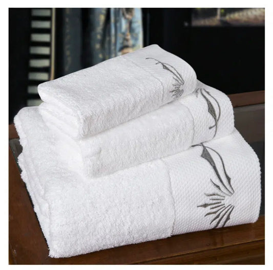 3 Piece White Design Towel Set